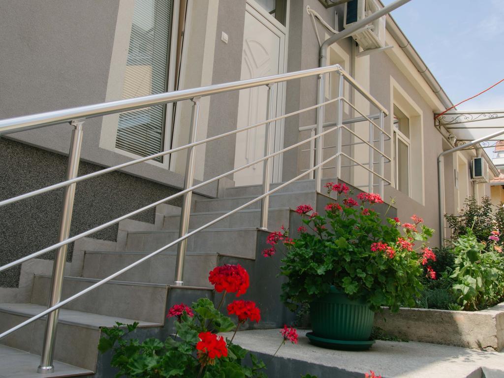 Paradisos Apartment *
